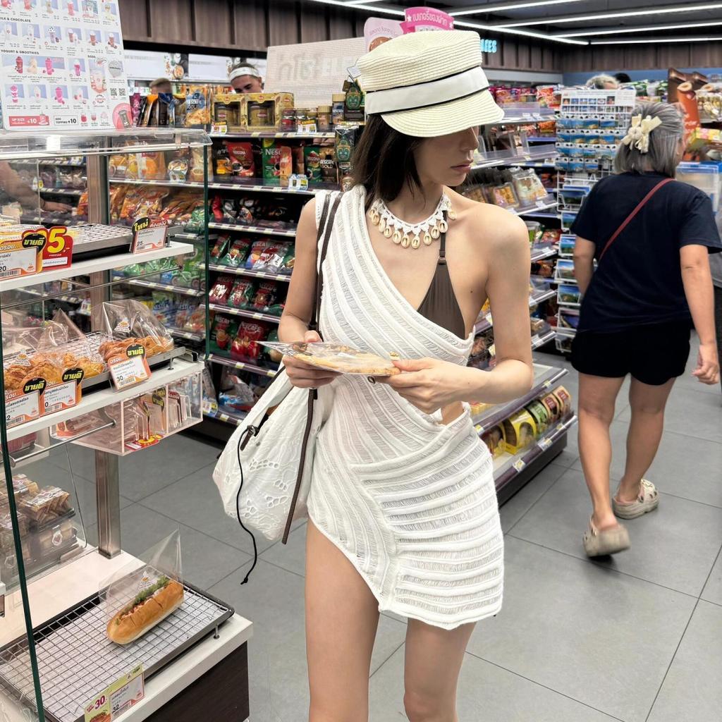 ชุดว่ายน้ําบิกินี่เสื้อชายหาดวันหยุดกระโปรงไหล่เดียวถักกลวงไม่สม่ําเสมอ