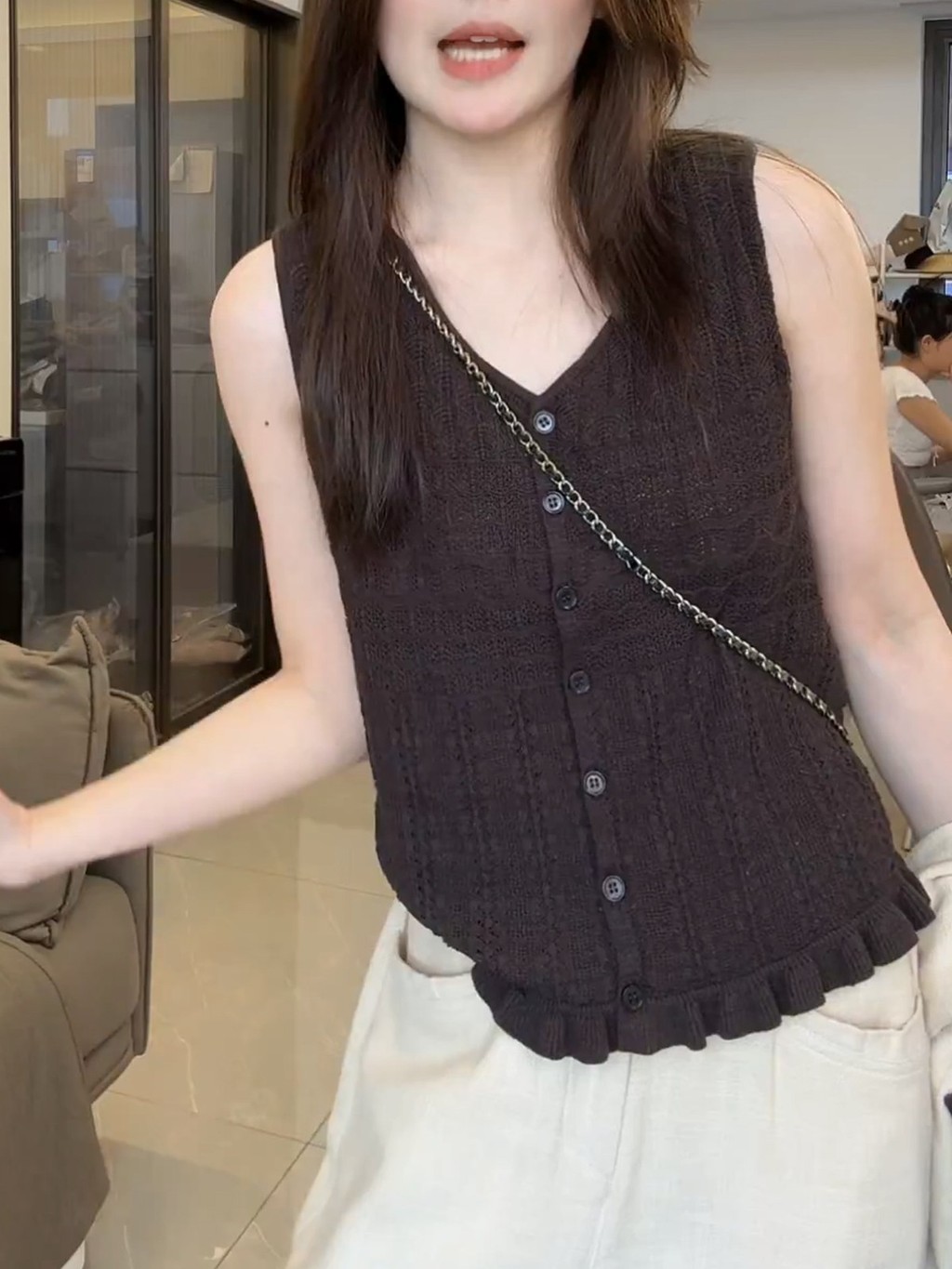 เสื้อกั๊ກแขนกุด กระดุมแถวเดียว ออกแบบทรงคอกลม ทอแบบกลวงสำหรับสวมใส่ง่ายและระบายอากาศได้ดี101082