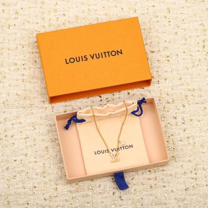 เครื่องประดับLouis Vuittonสีชมพู ต่างหู สร้อยคอ และสร้อยข้อมือ สไตล์เรียบหรูสำหรับสตรี