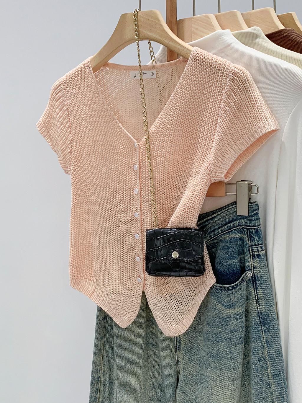 เสื้อยืดแขนสั้นผ้าถักกลวงสไตล์คอวีบาง 101165
