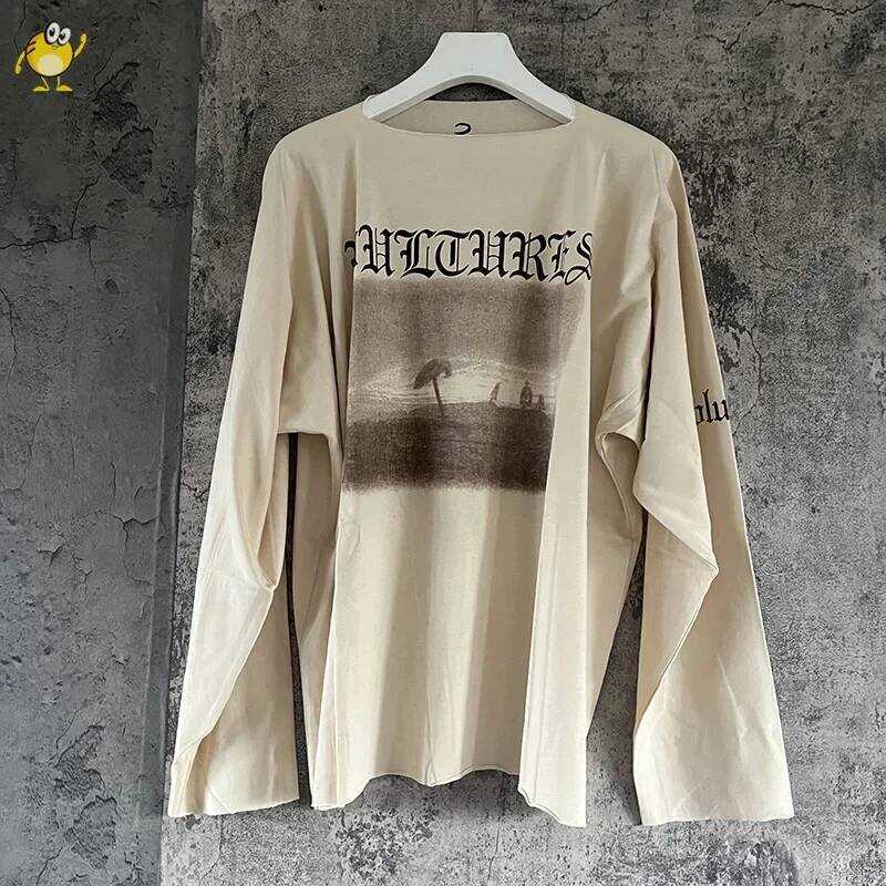 Kanye ทีเชิ้ตแขนยาวสีดำแอพริคอต West Vultures สำหรับผู้ชายและผู้หญิง 1:1 YZY สตรีทแฟชั่นหลวม เสื้อที