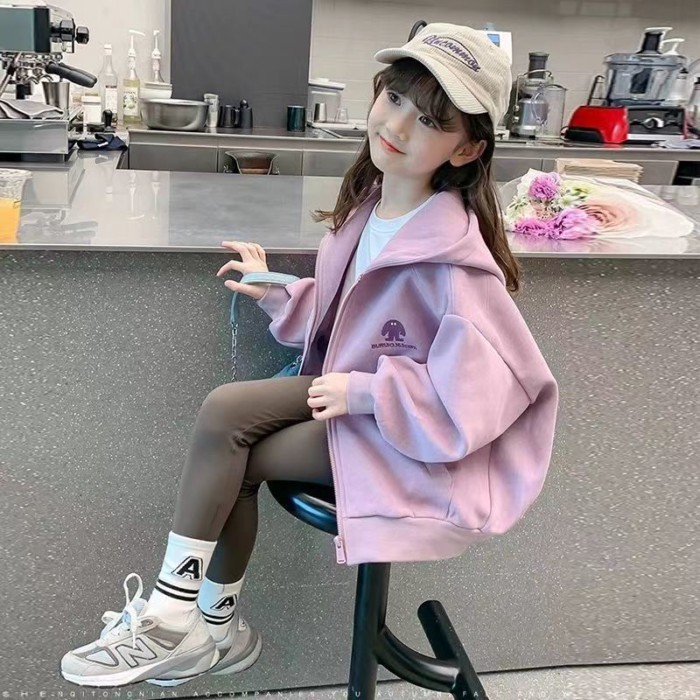 onekid  เสื้อโค้ทของเด็กผู้หญิงได้รับความนิยมในฤดูใบไม้ผลิและฤดูใบไม้ร่วง เสื้อสเวตเชิ้ตมีฮู้ดเด็ก