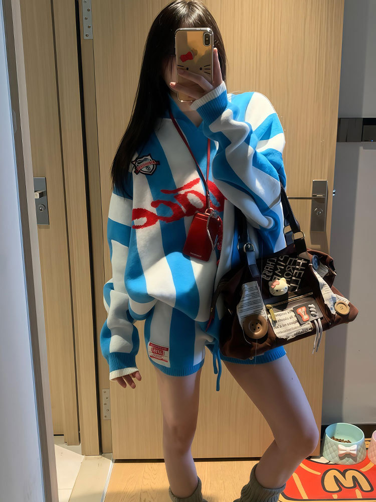 2025 ฤดูใบไม้ร่วงสไตล์ใหม่ปีนี้ยอดนิยมขี้เกียจ สุด ๆ สวยแฟชั่นเสื้อถักหลวมกางเกงขาสั้นด้านบนชุดสองชิ้น