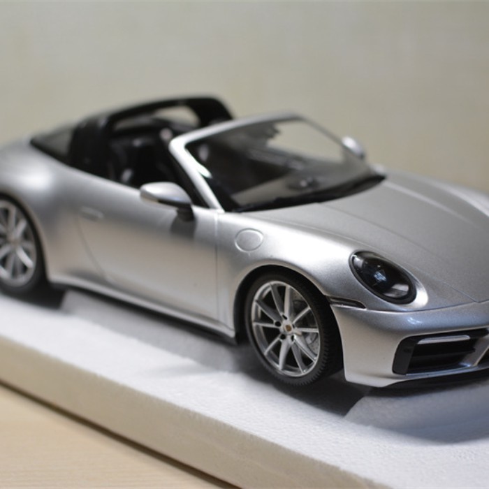 Mini Cut Minichamps 1: 18 Porsche Porsche 911 (992) Targa 4 GTS Ready Stock