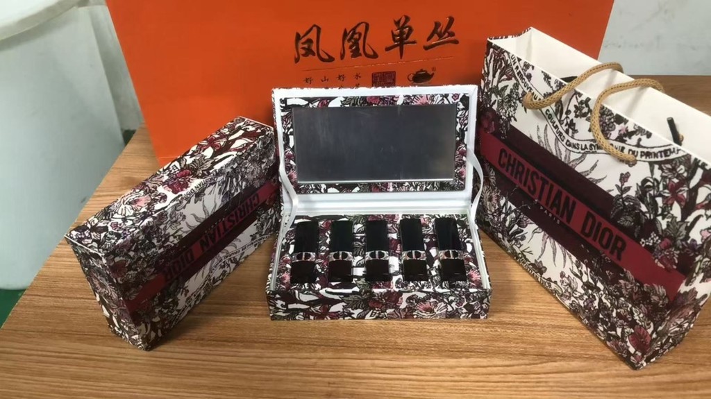 2025 แฟชั่นมาใหม่พิเศษ/60สีฟ้าผีเสื้อสีฟ้าสีฟ้าทองลิปสติกตัวอย่างชุด5ชิ้น!บรรจุ 1.5ก * 5.กํามะหยี่ตั