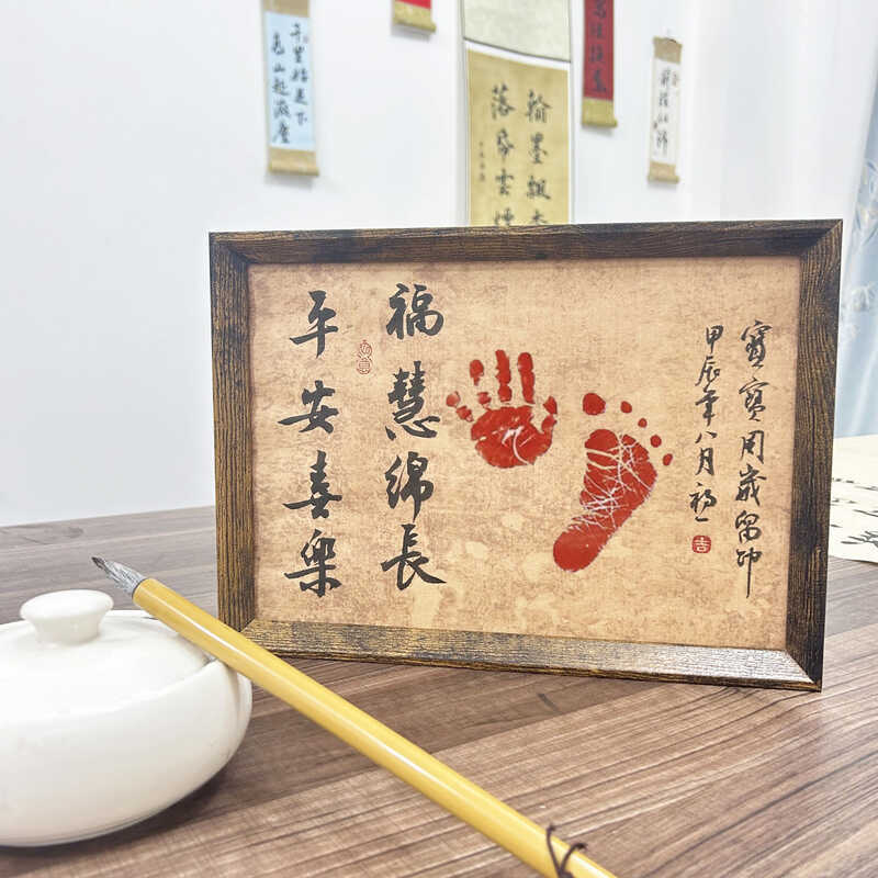 การสร้างตัวอักษรด้วยลายมือจากเท้าทารก เพื่อพิมพ์ลงบนแผ่นหมึก เหมาะสำหรับโอกาสสำคัญอย่างวันครบเดือน และวันครบร้อยวัน