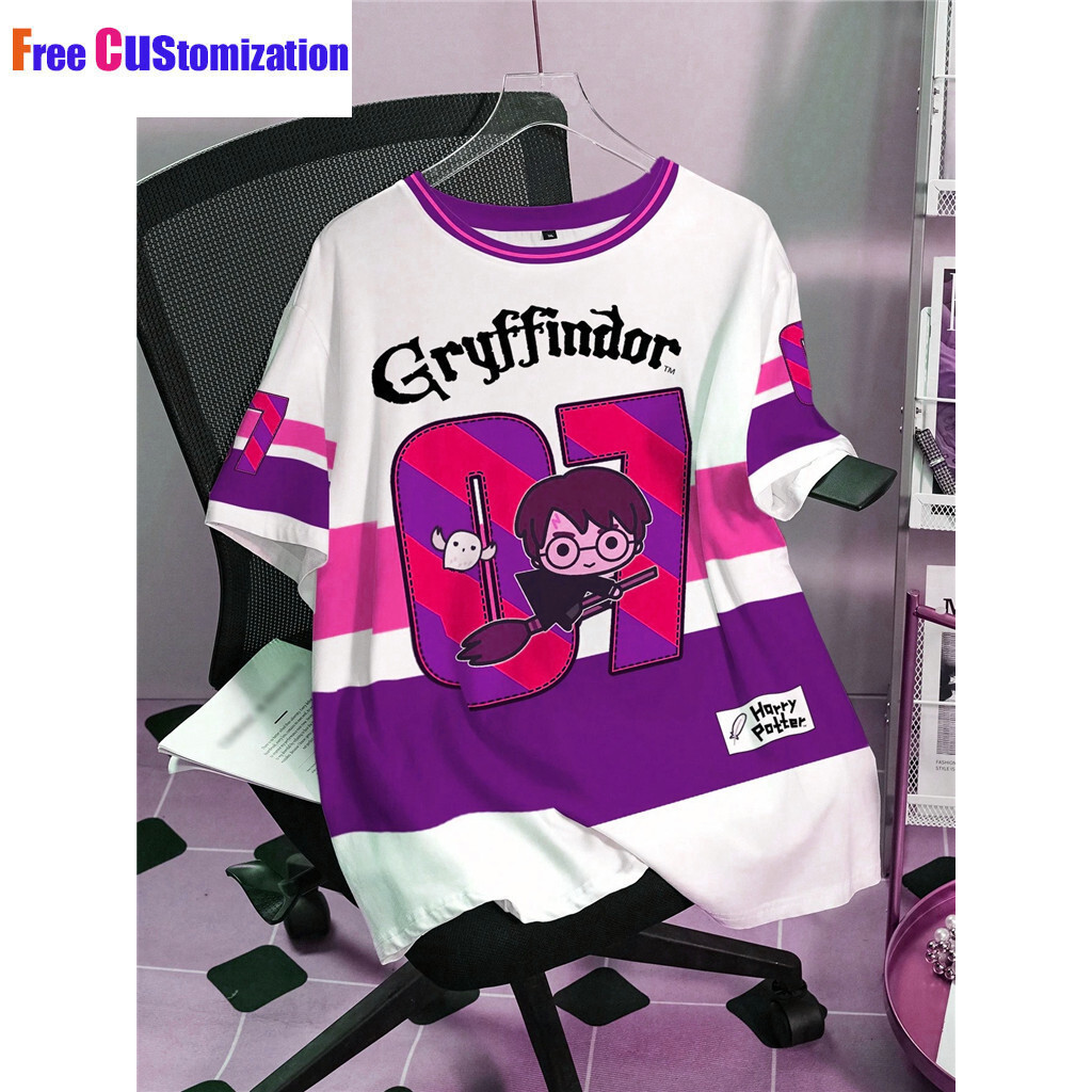 เสื้อเจอร์ซีย์แขนสั้นคอกลมแขนสั้นขนาดบวกสบายและลําลองชุดกีฬาการ์ตูน Gryffindor Stripe Number และพิมพ์ตัวอักษรภาษาอังกฤษ, เหมาะสําหรับฤดูร้อน