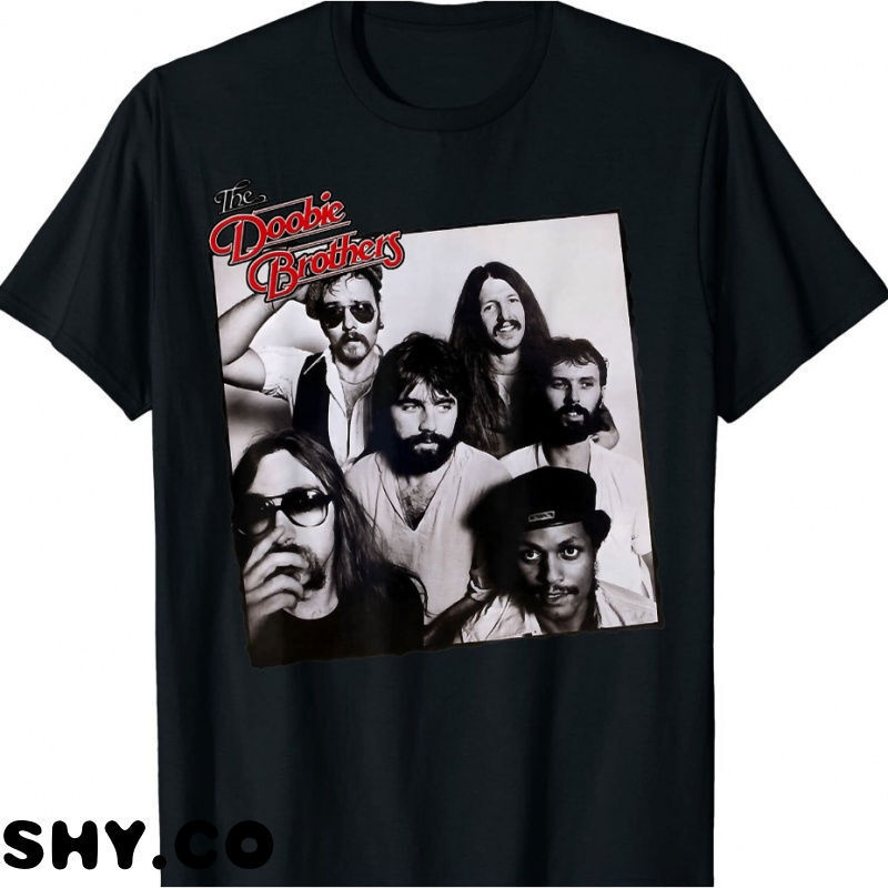 เสื้อยืดวินเทจแบบคลีนๆ อารมณ์เพลงร็อกยุค 70 และ 80 จากวง The Doobie Brothers เหมาะสำหรับเป็นของขวัญแ