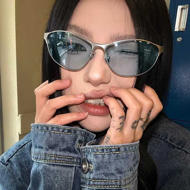 แว่นตากันแดดนแบบ Cat Eye Y2K โลหะ สไตล์ Influencer ในแบบ High-End Street สำหรับสุภาพสตรี