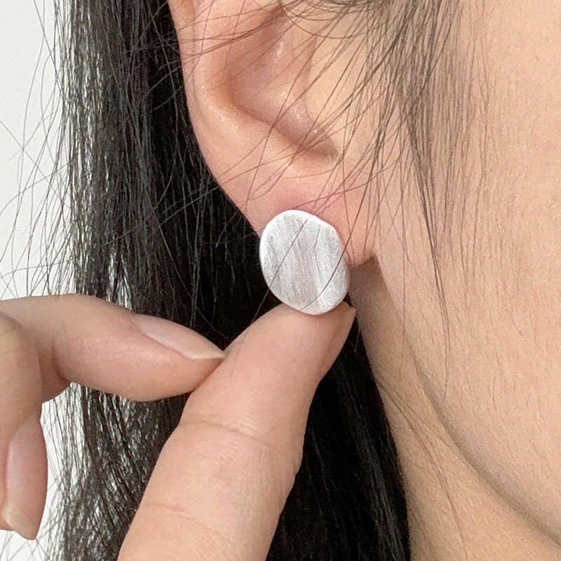 ต่างหูเงินสเตอร์ลิงแบบโค้งทรงเหลี่ยมฟรอสต์ สไตล์เรขาคณิตของ Hong Kong Royal Sister เสริมบุคลิกภาพสำห