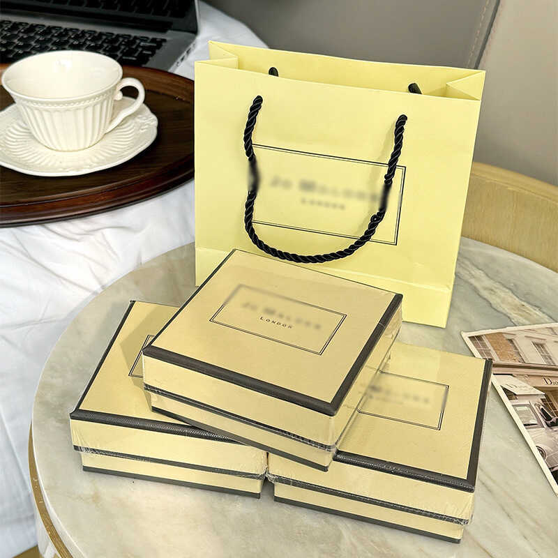 JoMalone Car ประกอบน้ํามันหอมระเหย JoMalone JoMalone Freesia จี้รถน้ําหอมกล่องของขวัญ