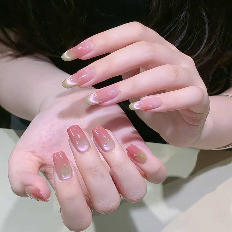 2025 ฤดูร้อน Guava Cats Eye French Gradient Blush Whitening High-End Handmade เล็บสวมใส่เล็บ Patch