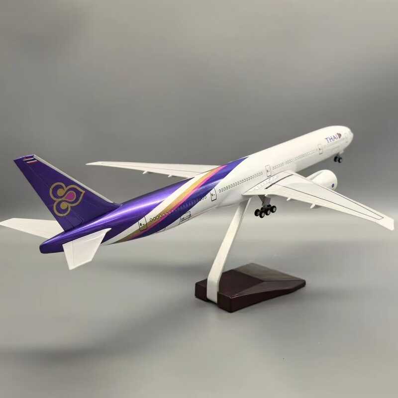 Thai Airlines B777 เครื่องบินโดยสารจําลอง LED เครื่องบินโลหะผสม b777 เครื่องประดับพร้อมไฟ 1: 160 Sca