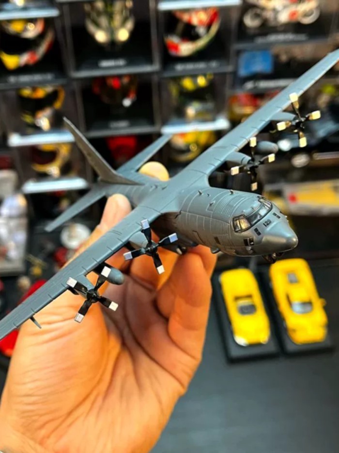 เครื่องบินโลหะผสม US Army Attack Aircraft AC130 Air Gunship Model Jewelry 1: 200 เคลือบสองสี
