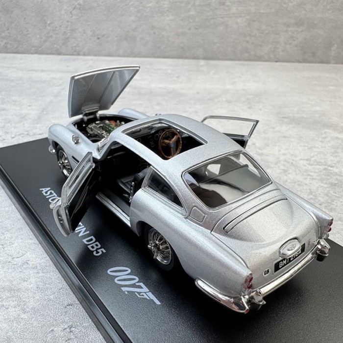 Xiaoguang 1/43 Aston Martin Aston Martin DB5 007 พร้อมโมเดลรถโลหะผสมตุ๊กตา