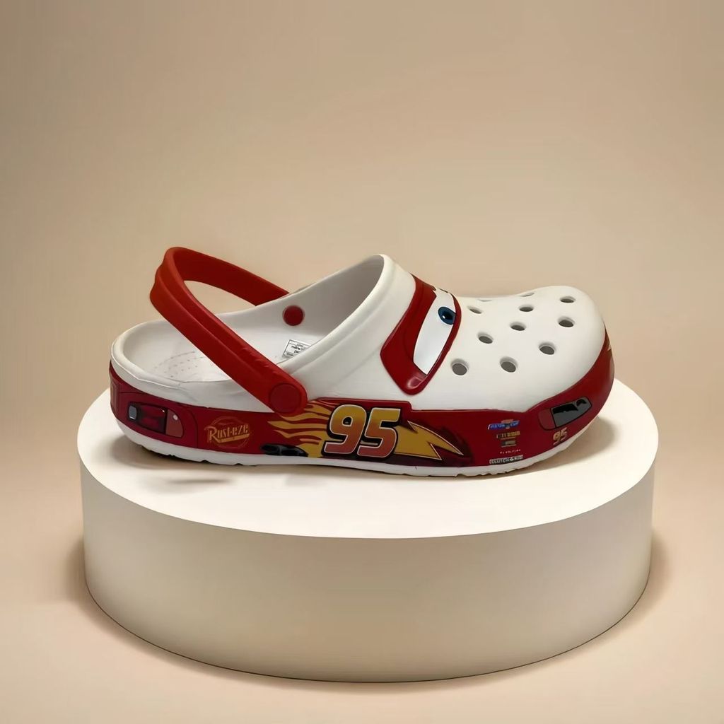 ♞,♘,♙ฤดูร้อนของ McQueen ขายดีร่วมแบรนด์ผู้ใหญ่ชายหาดระบายอากาศกันลื่น Cars Crocs 2025