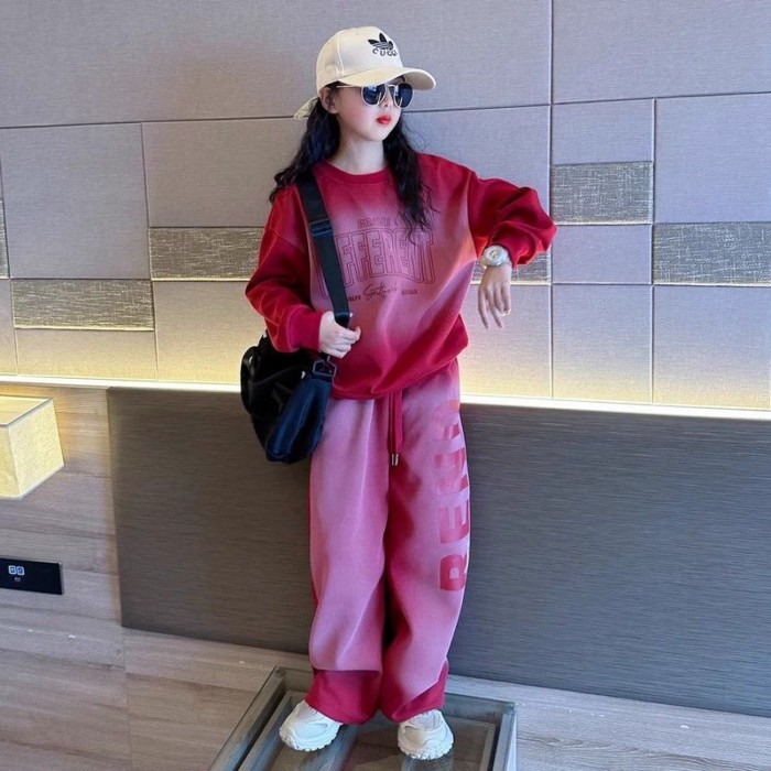 Akaki  เสื้อผ้าแฟชั่นสไตล์ตะวันตกสำหรับเด็กโตคอกลมสีไล่ระดับสี 2025 ฤดูใบไม้ร่วงใหม่หลวมสบายๆแขนยา