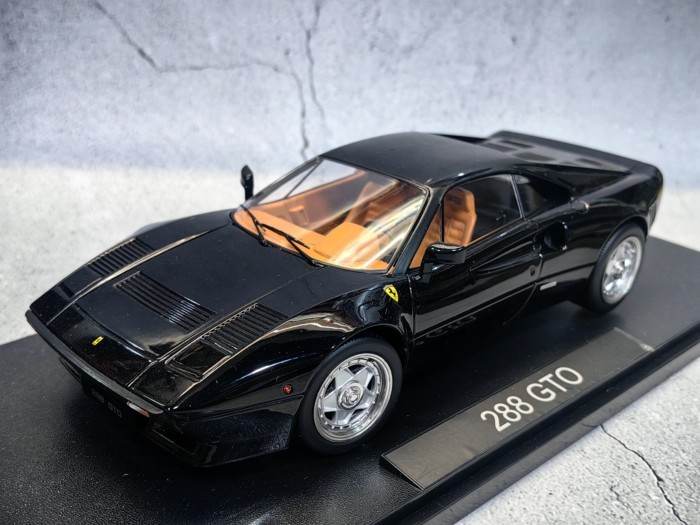 KK1/18 Ferrari 288 GTO โลหะผสม Supercar ผลิตภัณฑ์สําเร็จรูปรถรุ่นรถแข่ง Ferrari1984 สีดํา