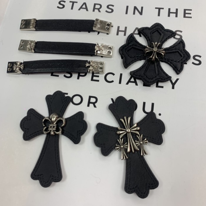 เครื่องประดับและเสื้อผ้าโครเมียม พร้อมเย็บมือตกแต่ง: หมวก กางเกง และกระเป๋า_Chrome*Hearts