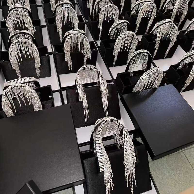 2026 ยุโรปอเมริกันผ้าไหม temu temu Rhinestone พู่ temu กระเป๋าอาหารค่ําแบบพกพากระเป๋าสี่เหลี่ยมเล็ก