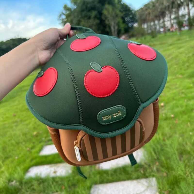 2025 กระเป๋านักเรียนเด็กอนุบาลชายหญิงกระเป๋าเป้สะพายหลังเดินทาง Ultra-Light Burden-Reduction Mushroo