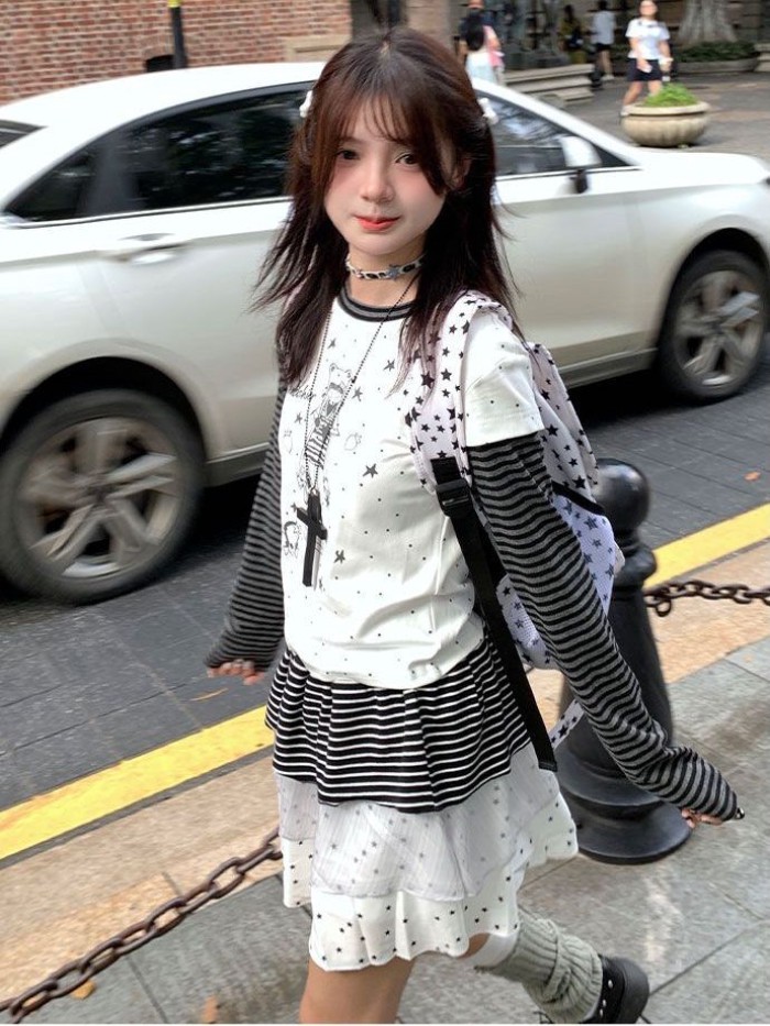 เสื้อยืดผู้หญิงแขนยาว ลายเย็บปลอมแบบแฟชั่น พร้อม принтการ์ตูนสำหรับฤดูใบไม้ร่วง 2025