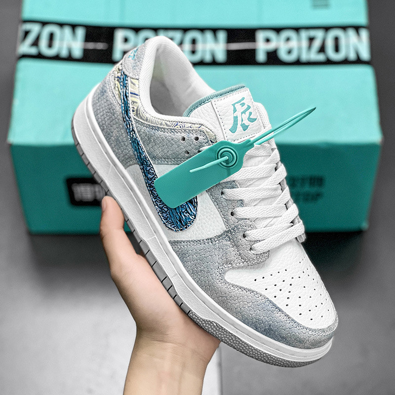 รองเท้าลําลอง เวอร์ชั่นเกาหลีกันน้ํากันลื่น [จดหมาย ตะขอ มังกร มาตราส่วน หนังไมโครไฟเบอร์] สามเจ้าชา