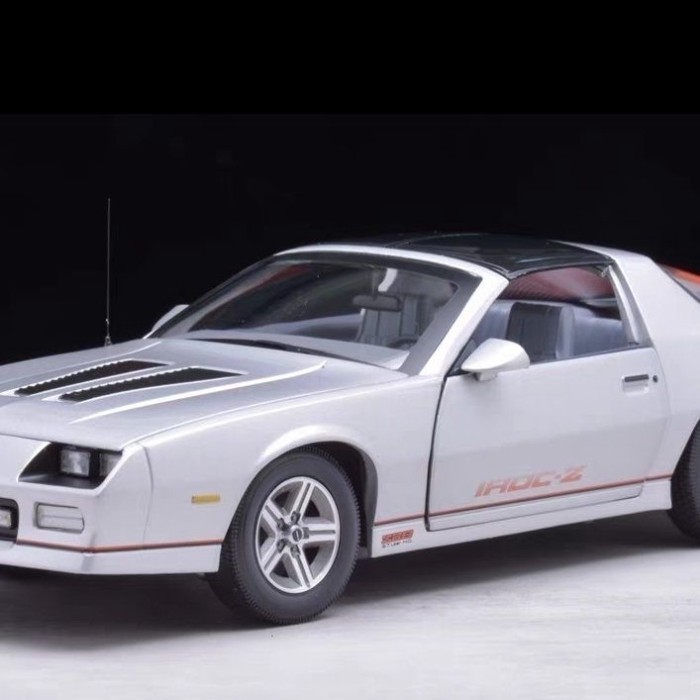 Sun Star 1/18 Chevrolet Camaro IROC-Z 1985 Muscle Car Alloy Car Model