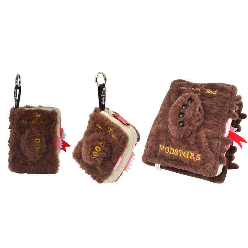 ของแท้ Harry Potter Monster Book ตุ๊กตาตุ๊กตาจี้เปลี่ยนหูฟังกระเป๋าหมอนการ์ตูนตลกตุ๊กตาของขวัญ