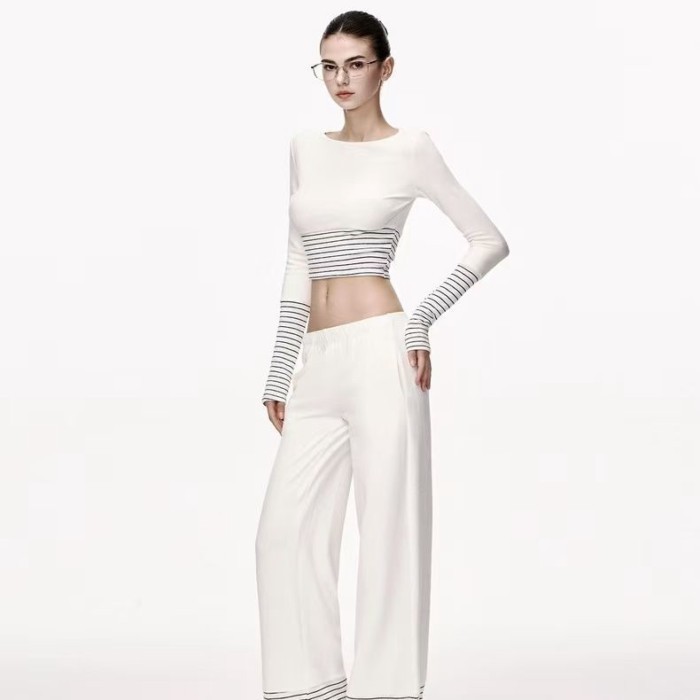 เสื้อยืดแขนยาวสีขาวผู้หญิงฤดูใบไม้ร่วงฤดูหนาวการออกแบบความรู้สึก จุดต่ําสุด ด้านในจับคู่คมชัดสีเสื้อยืดลายอเมริกันสาวร้อน - รูปที่ 4