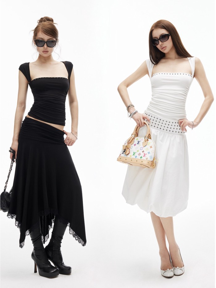 Shanmieleng Low-Cut Large Flat Rivets Hot Rivets เสื้อยืดจีบสีทึบ