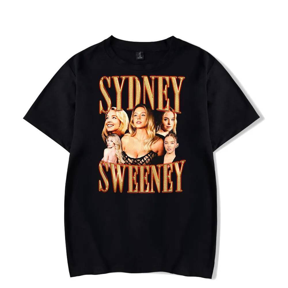 Sydney Sweeney สไตล์วินเทจ 90s เสื้อยืดแขนสั้น Unisex สำหรับทั้งผู้ชายและผู้หญิง พร้อมลายแบบกีฬาและแ