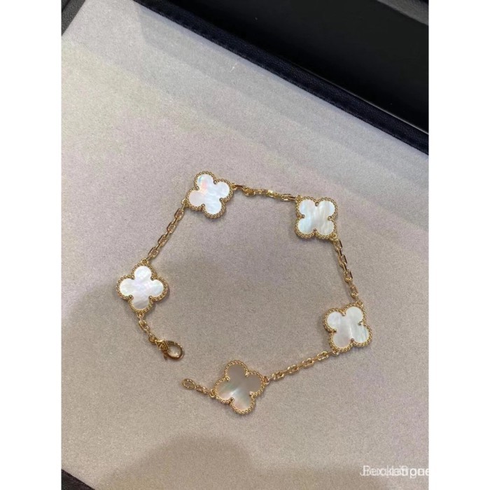 Van Cleef & Arpels Five Flowers Series: สร้อยข้อมือ, ต่างหู, และสร้อยคออัญมณีสีสันสดใส รุ่น Butterf