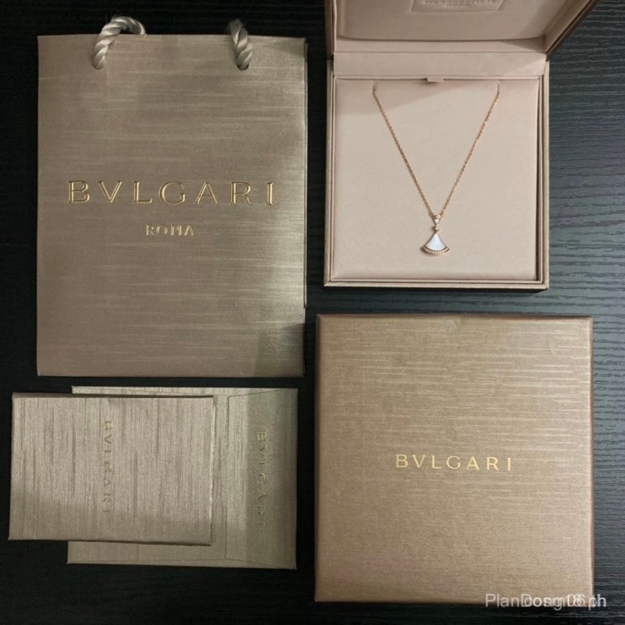 สร้อยคอมุกมาร์คบัวสีขาวแบบพัดสองแฉก BVLGARI Diva's Dream