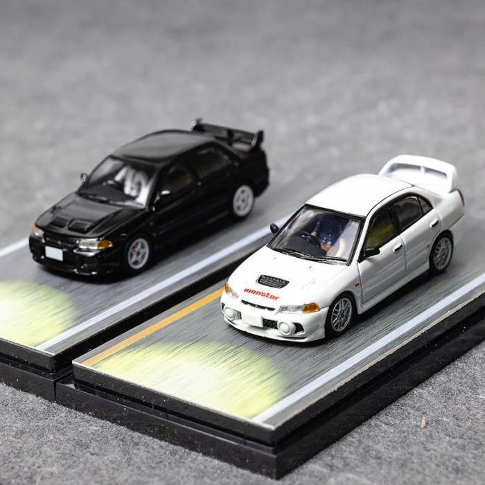 Hobby Japan 1: 64 Initial D Mitsubishi EVO 3 EVO 4 พร้อมตุ๊กตาโมเดลรถโลหะผสม