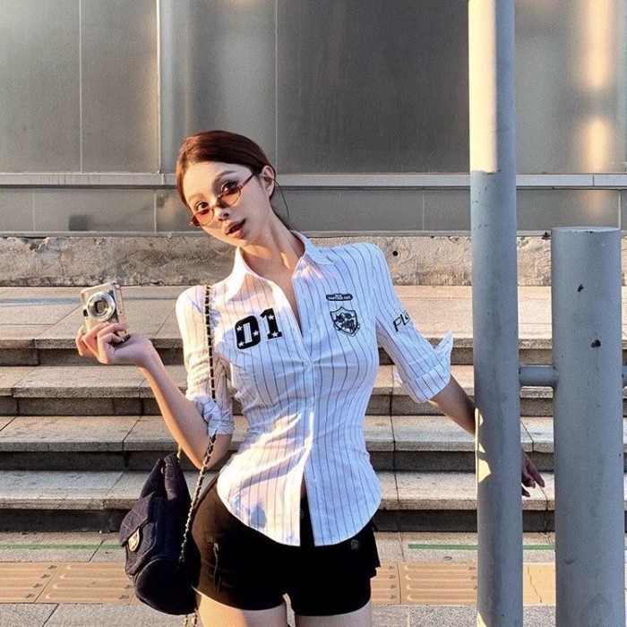 เสื้อโปโลครึ่งแขนลายปัก สีขาวและสีดำ สำหรับผู้หญิง
