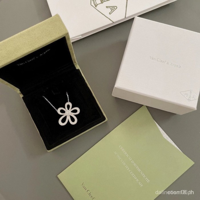 สร้อยคอเพชรดอกไม้ Van Cleef & Arpels งานหรูหราพร้อมคริสตัลระยิบระยับ