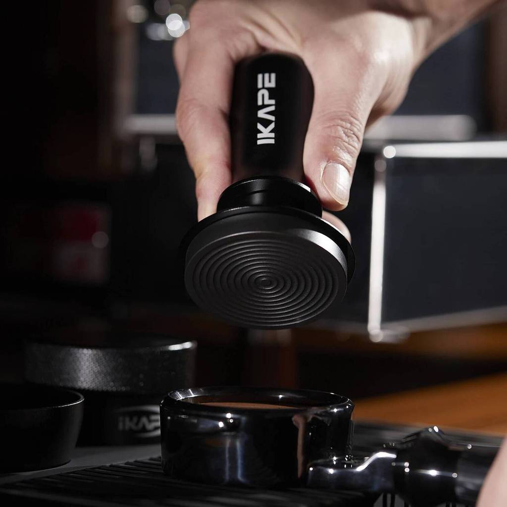 IKAPE กาแฟ Tamper V3, Espresso Tamper พร้อม Calibration ฤดูใบไม้ผลิโหลดและไทเทเนียม PVD เคลือบฐานเหม