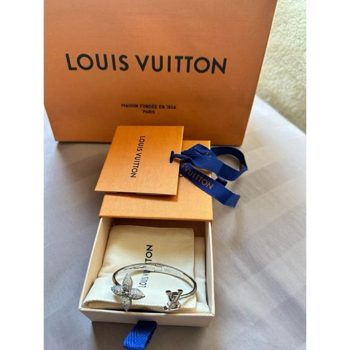 กำไลข้อมือ Louis Vuitton Louisette Signature Strass ราคาสุดจึ้ง