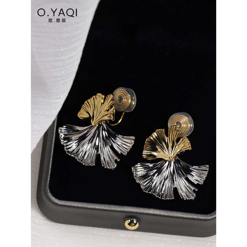 ต่างหูคลิปโลหะสองสี ไม่มี GMo ออกแบบใบแอปริคอท เหมาะสำหรับผู้หญิง