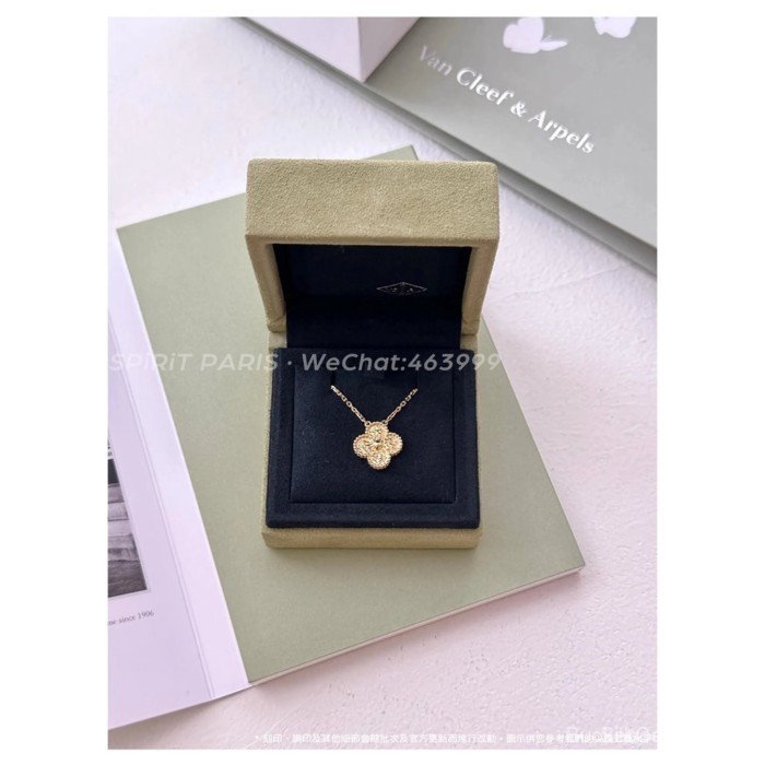 Van Cleef & Arpels · VCA Van Cleef & Arpels textured gold-stamping lava four-leaf clover สร้อยคอดอก