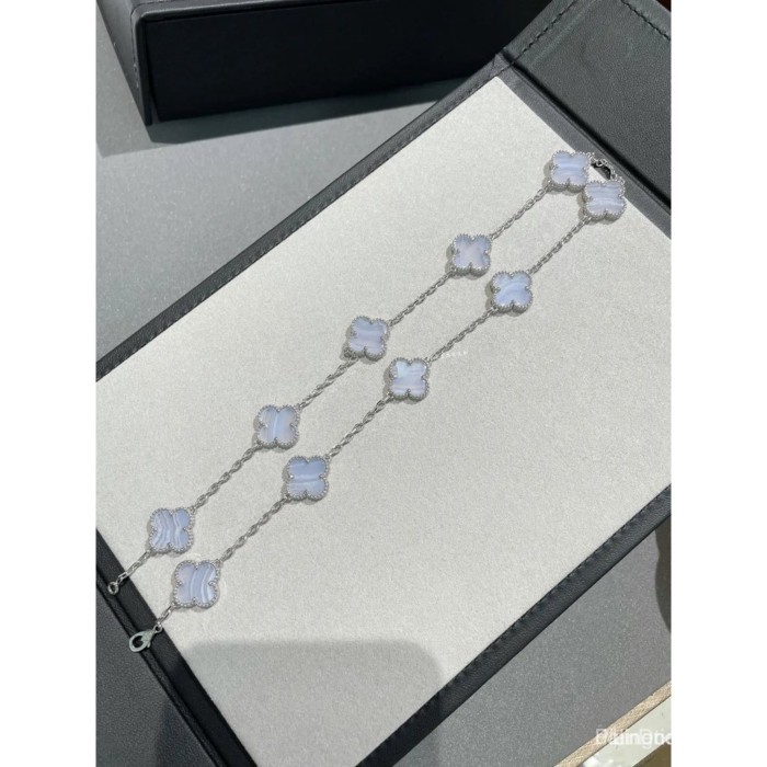 สร้อยคอ Van Cleef & Arpels แบบโคลเวอร์สี่ใบห้าดอกไม้