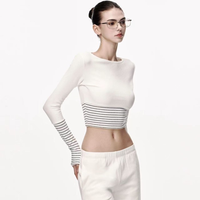 เสื้อยืดแขนยาวสีขาวผู้หญิงฤดูใบไม้ร่วงฤดูหนาวการออกแบบความรู้สึก จุดต่ําสุด ด้านในจับคู่คมชัดสีเสื้อยืดลายอเมริกันสาวร้อน - รูปที่ 2