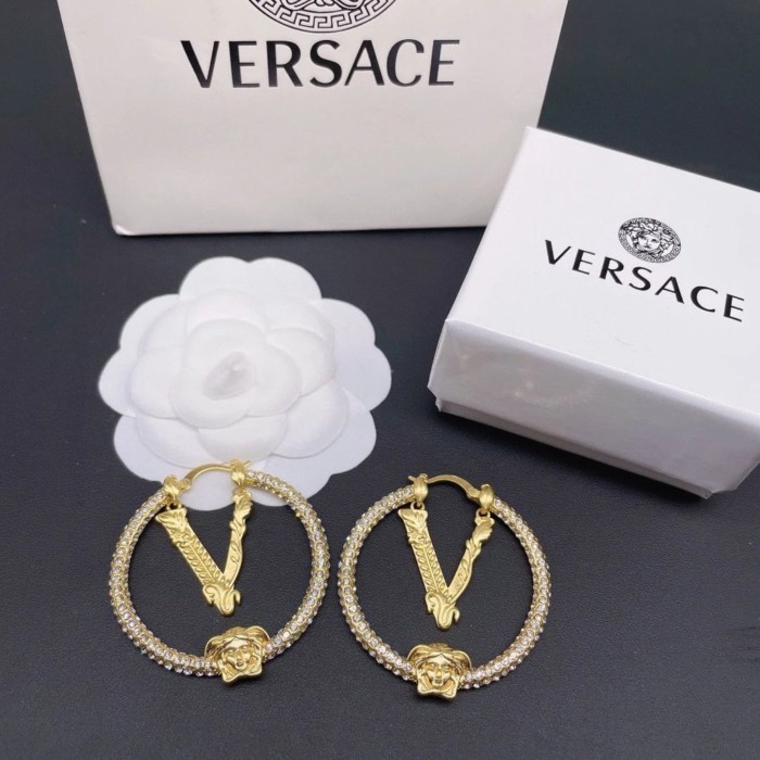 ต่างหูVersace พร้อมของขวัญและบรรจุภัณฑ์ ราคาดังกล่าว