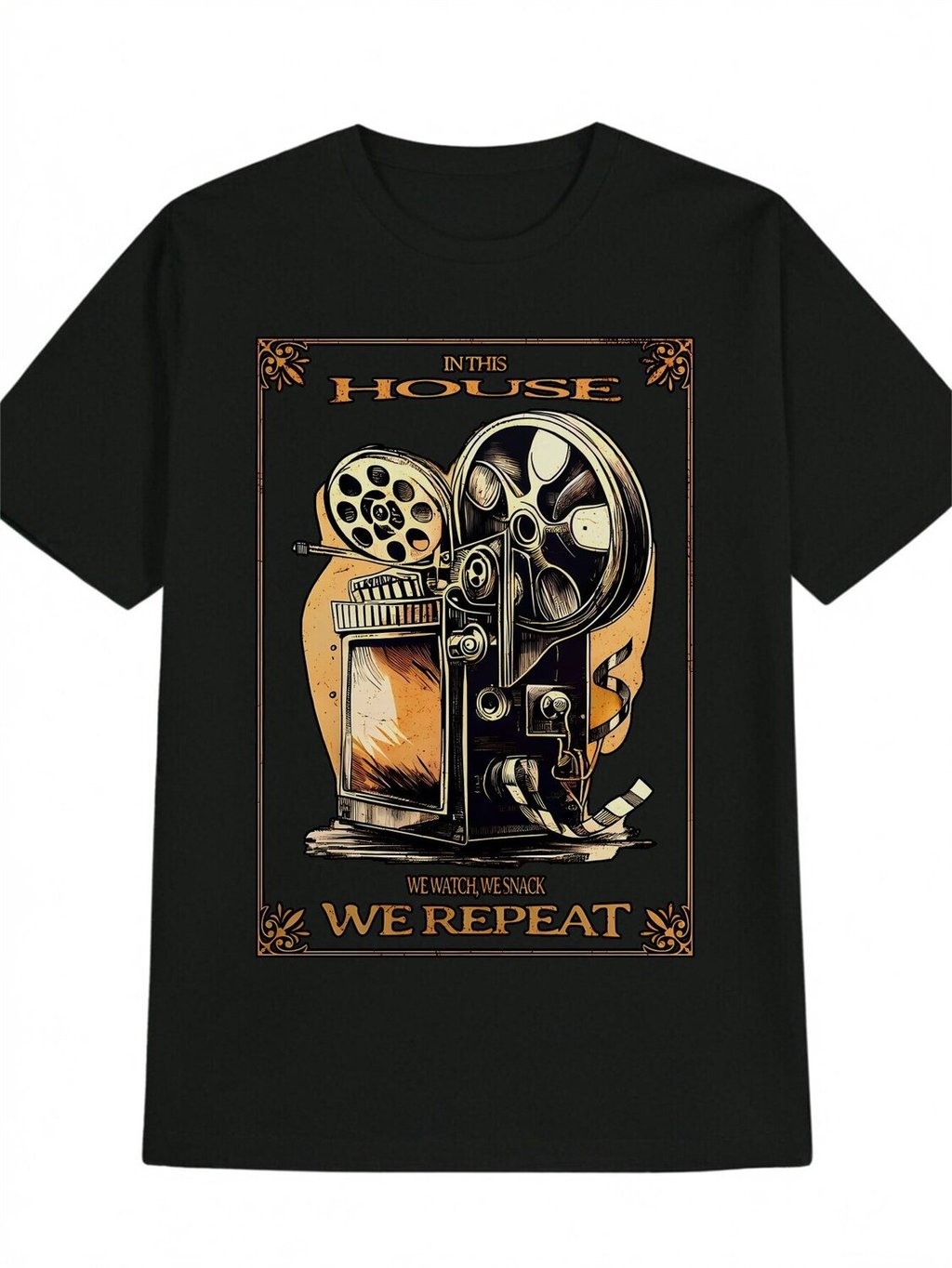 เสื้อยืดคอกลมผู้ชาย พิมพ์ลายโปรเจคเตอร์ฟิล์มวินเทจ "IN THIS HOUSE WE WATCH TV, WE SNACK, WE REPEAT",