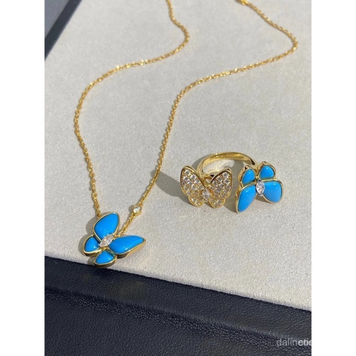เซตเครื่องประดับ Van Cleef & Arpels สไตล์ผีเสื้อ ประกอบด้วยสร้อยคอมุกตุ๊กตา แหวน และกำไลข้อมือ วัสด