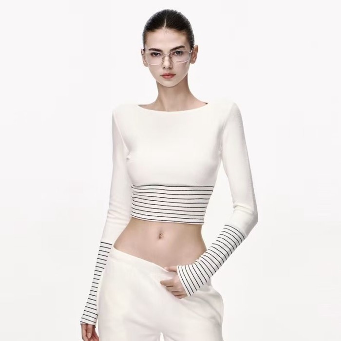 เสื้อยืดแขนยาวสีขาวผู้หญิงฤดูใบไม้ร่วงฤดูหนาวการออกแบบความรู้สึก จุดต่ําสุด ด้านในจับคู่คมชัดสีเสื้อยืดลายอเมริกันสาวร้อน