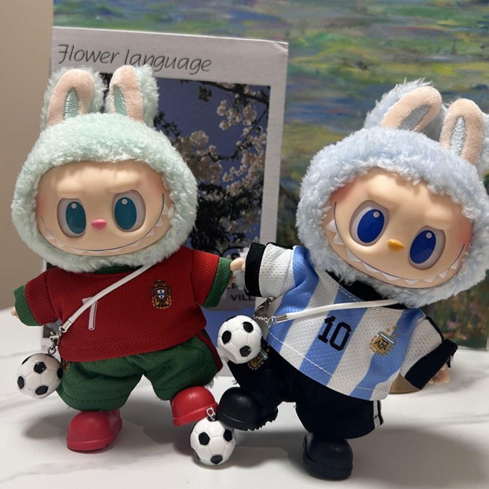 ชุดตุ๊กตา Labubu ชุดฟุตบอล ยูฟ่า สโมสรฟุตบอล ชุดตุ๊กตา Dimoo ของสะสม ของขวัญแฟนบอล ⚽🧸  "แฟนบอลตัวจริงต้องมี"
