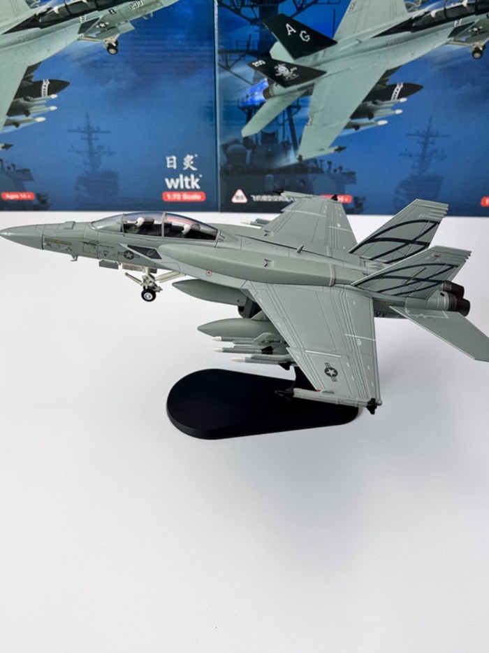 คลังสินค้าพร้อม 1/72 American F/A-18F Bumblebee F18 Carrier Fighter ผลิตภัณฑ์สําเร็จรูปเครื่องบินทหา