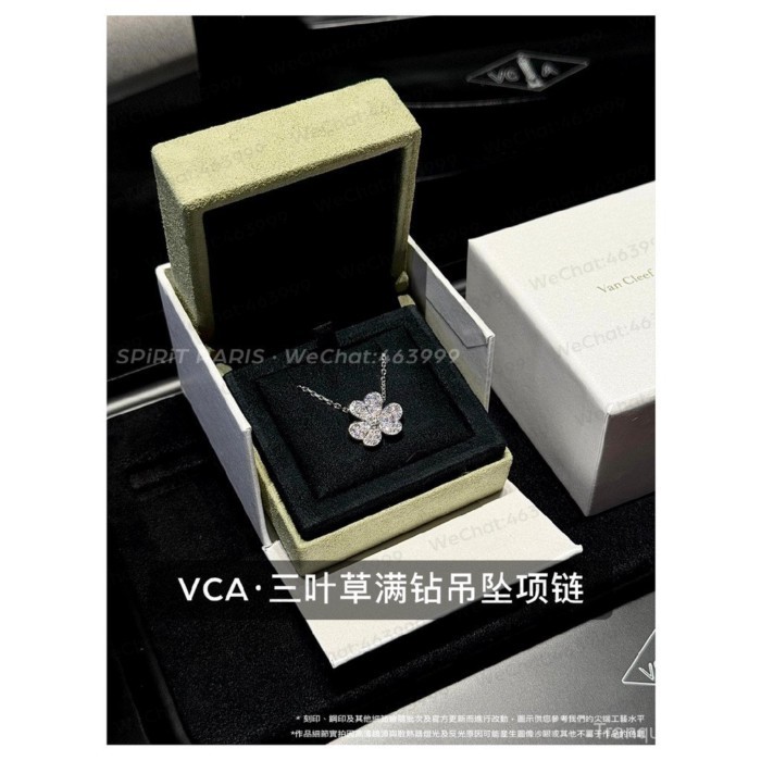 Van Cleef & Arpels สร้อยคอมะนาศเพชรเต็มพวงมาลัยใบโคลเวอร์ ทองคำขาวเคลด